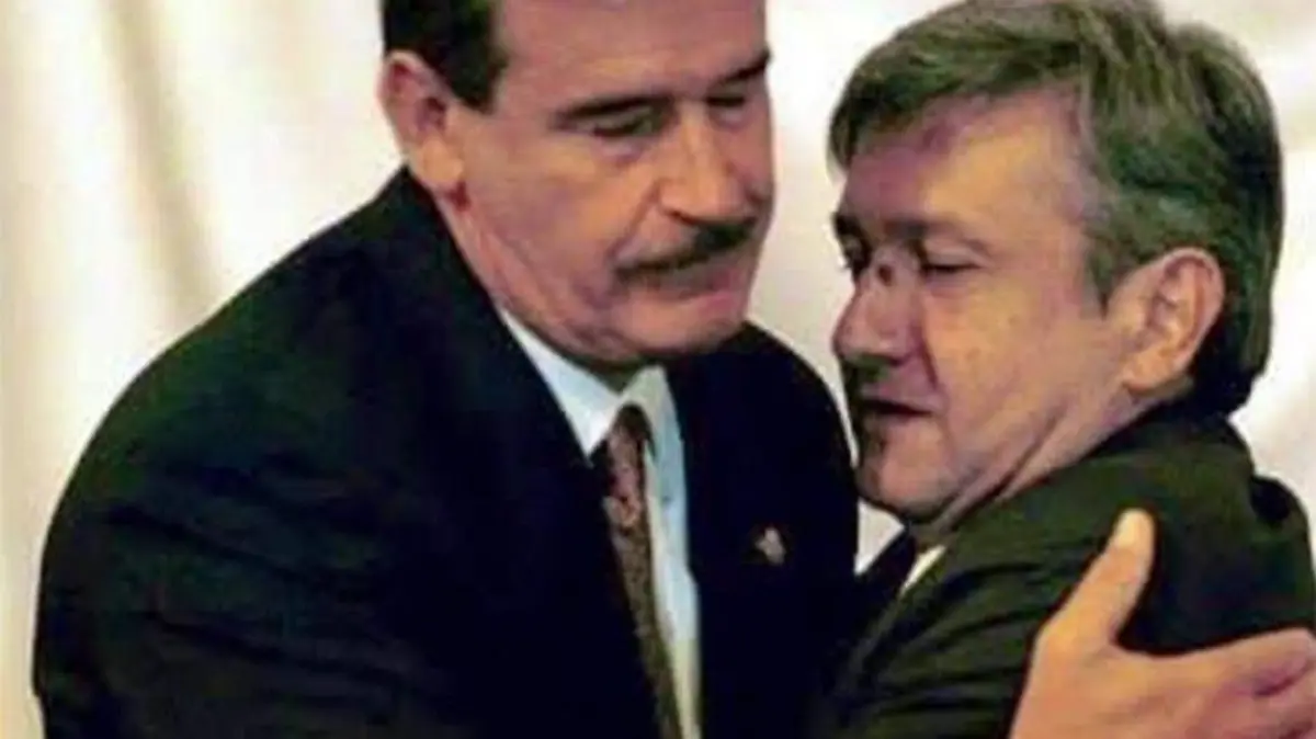 Vicente Fox y Amlo abrazados